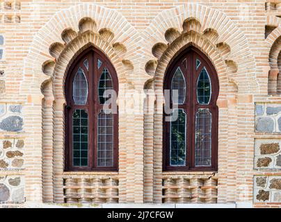 Finestre ornate in stile moresco nella stazione ferroviaria di Toledo Foto Stock