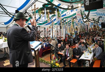 Baviera, Aschau im Chiemgau: 09 maggio 2022, Markus Söder, primo ministro della Baviera, ha tenuto un discorso sulla giornata di Patronato dei Riflemen della montagna bavarese. A causa del maltempo, l'incontro si è svolto senza una processione in un tendone. Foto: Uwe Lein/dpa Foto Stock