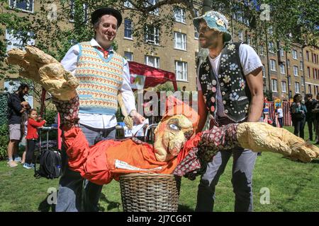 Londra, Regno Unito, 8th maggio 2022. Puppeteers con un gigante, piuttosto sinistro guardando Punch. I cuccioli provenienti da tutto il paese si riuniscono ancora una volta per l'annuale Fayre maggio e Puppet Festival, per la prima volta dal 2019. Si svolge presso la Chiesa di San Paolo (detta anche Chiesa dell'attore), il Giardino di Covent e comprende un servizio di chiesa, processione, laboratori, bancarelle e divertimento per tutta la famiglia. Quest'anno festeggia anche il compleanno di Punch del 360th. Foto Stock