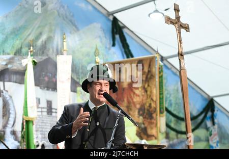 Baviera, Aschau im Chiemgau: 09 maggio 2022, Markus Söder (CSU), primo ministro della Baviera, ha tenuto un discorso sulla giornata di Patronato dei riflemen della montagna bavarese. A causa del maltempo, l'incontro si è svolto senza una processione in un tendone. Foto: Uwe Lein/dpa Foto Stock