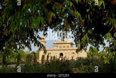 Tomba di Itmad-ud-Daulah che pepica attraverso gli alberi Foto Stock