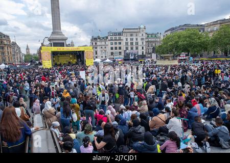 LONDRA, MAGGIO 08 2022. Migliaia di persone frequentano Eid in the Square a Trafalgar Square per segnare la fine del Ramadan, il mese santo del digiuno. Foto Stock
