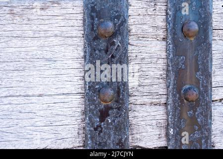 Legno chiaro e vecchi pannelli di metallo. Foto Stock