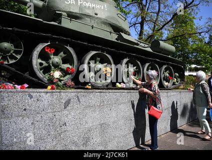 (220508) -- BERLINO, 8 maggio 2022 (Xinhua) -- la gente presenta fiori vicino ad un carro armato per commemorare il 77th anniversario della fine della seconda guerra mondiale in Europa, conosciuta come la Giornata della Vittoria in Europa, al Museo Tedesco-Russo a Berlino, capitale della Germania, il 8 maggio 2022. (Xinhua/Ren Pengfei) Foto Stock