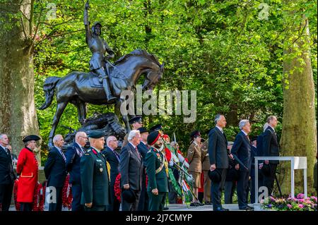 Londra, Regno Unito. 8 maggio 2022. Sua altezza reale Principe Edoardo Conte di Wessex, KG, GCVO, CD, ADC, Il Royal Honorary Colonel il Royal Wessex Yeomanry prenderà il saluto domenica 8th maggio 2022 alla Parata annuale e al Servizio dell'associazione combinata dei vecchi compagni di Cavalleria presso il Memoriale di Cavalleria adiacente al Bandstand di Hyde Park. Credit: Guy Bell/Alamy Live News Foto Stock