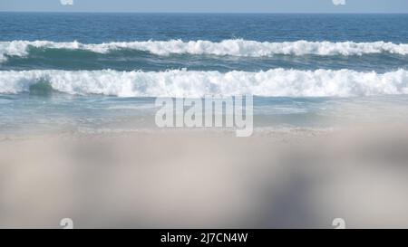 Le grandi onde blu dell'oceano si infrangono sulla spiaggia, la costa pacifica della California, gli Stati Uniti. Schiuma di acqua di mare e sabbia bianca. Estate estetica a terra. Surf vibes, stagcape vicino a Los Angeles. Cinematografia senza giunture. Foto Stock