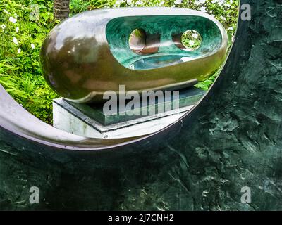 Dallo Yorkshire alla Cornovaglia. Belle sculture moderne di Barbara Hepworth che mostrano la scultura ruvida utilizzata nello Yorkshire e la scultura liscia utilizzata in Foto Stock