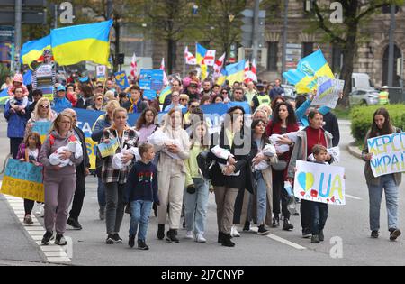 08 maggio 2022, Baviera, Monaco: I partecipanti ad un raduno contro la guerra in Ucraina marciano attraverso il centro della città in una processione dimostrativa. Foto: Karl-Josef Hildenbrand/dpa Foto Stock