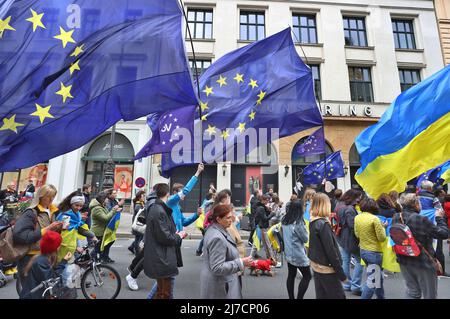 08 maggio 2022, Baviera, Monaco: I partecipanti ad un raduno contro la guerra in Ucraina marciano attraverso il centro della città con bandiere europee e ucraine in una processione dimostrativa. Foto: Karl-Josef Hildenbrand/dpa Foto Stock