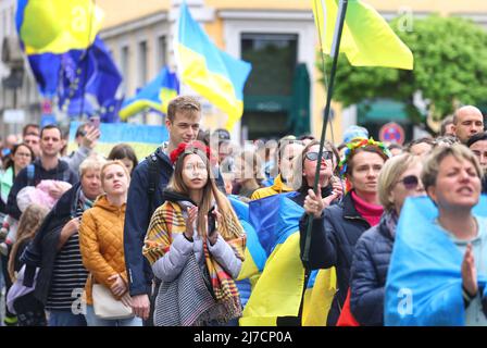 08 maggio 2022, Baviera, Monaco: I partecipanti ad un raduno contro la guerra in Ucraina marciano attraverso il centro della città con bandiere ucraine in una processione dimostrativa. Foto: Karl-Josef Hildenbrand/dpa Foto Stock