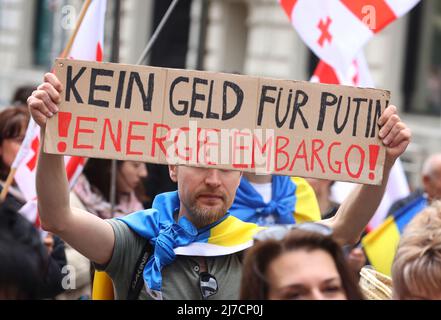 08 maggio 2022, Baviera, Monaco di Baviera: Un partecipante a un raduno contro la guerra in Ucraina ha un segno con l'iscrizione 'Nessun denaro per Putin! Embargo sull'energia!”. Foto: Karl-Josef Hildenbrand/dpa Foto Stock
