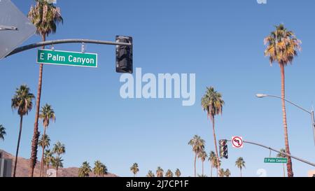 Palm Trees e cielo, Palm Springs Street, città vicino a Los Angeles, semaforo semaforo all'incrocio. California deserto valli estate strada viaggio in auto, viaggio Stati Uniti. Montagna. Cartello stradale Palm Canyon Foto Stock