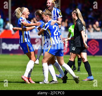 I giocatori di Brighton festeggiano con il marcatore Aileen Whelen di Brighton e Hove Albion durante la partita della fa Women's Super League tra Brighton & Hove Albion Women ed Everton al People's Pension Stadium il 8th 2022 maggio a Crawley, Regno Unito. (Foto di Jeff mood/phcimages.com) Foto Stock