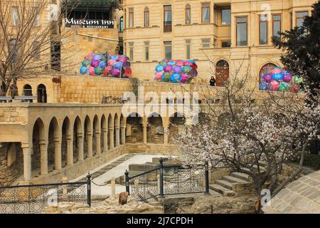 Baku. Azerbaigian. 25.03.2017 anni. Un bel tunnel fatto di ombrelloni colorati. Foto Stock