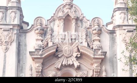 Architettura coloniale spagnola rivitalizzante a Balboa Park, San Diego, California USA. Edificio storico in stile classico barocco o romanticismo rococò. Casa o vecchio castello ornamentale stucco decorazione, arte antica Foto Stock