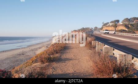 Pacific Coast Highway, Torrey Pines state Beach, auto che guidano sulla strada 1, superstrada 101 da San Diego a del Mar. Ocean onde di mare, litorale roadtrip estetico, viaggiando durante le vacanze. California Stati Uniti. Foto Stock