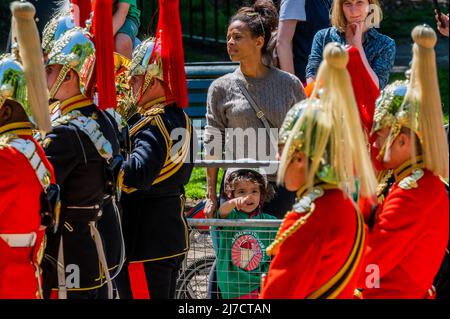 Londra, Regno Unito. 8 maggio 2022. Sua altezza reale Principe Edoardo Conte di Wessex, KG, GCVO, CD, ADC, Il Royal Honorary Colonel il Royal Wessex Yeomanry prenderà il saluto domenica 8th maggio 2022 alla Parata annuale e al Servizio dell'associazione combinata dei vecchi compagni di Cavalleria presso il Memoriale di Cavalleria adiacente al Bandstand di Hyde Park. Credit: Guy Bell/Alamy Live News Foto Stock