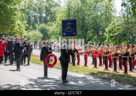 Hyde Park, Londra, Regno Unito. 8 maggio 2022. Associazione combinata Cavalry Old Comrades Association 98th Parata annuale e Servizio si svolge a Hyde Park con S.A.R. il Principe Edoardo Conte di Wessex, KG, GCVO, CD, ADC, Royal Honorary Colonel il Royal Wessex Yeomanry prendendo il saluto al Cavalry Memorial adiacente al Bandstand. In questo spettacolo unico britannico, i membri sfilano in tradizionale "vestito da passeggio" di cappelli bowler, abiti, cravatte reggimentali e portando ombrelloni a pelliccia. Credit: Malcolm Park/Alamy Foto Stock