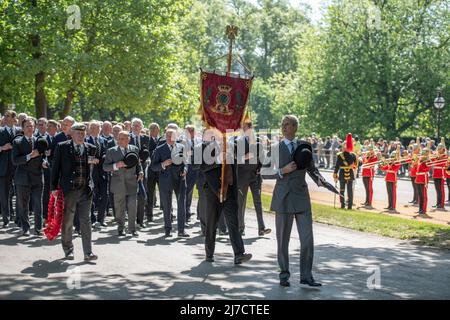 Hyde Park, Londra, Regno Unito. 8 maggio 2022. Associazione combinata Cavalry Old Comrades Association 98th Parata annuale e Servizio si svolge a Hyde Park con S.A.R. il Principe Edoardo Conte di Wessex, KG, GCVO, CD, ADC, Royal Honorary Colonel il Royal Wessex Yeomanry prendendo il saluto al Cavalry Memorial adiacente al Bandstand. In questo spettacolo unico britannico, i membri sfilano in tradizionale "vestito da passeggio" di cappelli bowler, abiti, cravatte reggimentali e portando ombrelloni a pelliccia. Credit: Malcolm Park/Alamy Foto Stock