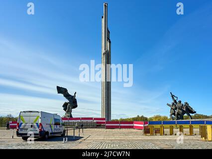 RIGA, LETTONIA - 8 maggio 2022: Parco della vittoria (parchi Uzvars) decorato con bandiere lettoni e ucraine. La polizia è in servizio. Foto Stock