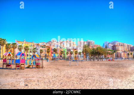 Villajoyosa Spagna colorata spiaggia scena con area giochi Costa Blanca Alicante hdr Foto Stock