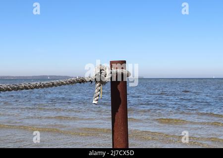 Un'area cordonata con corde e pali sulla spiaggia del Mar Baltico Foto Stock