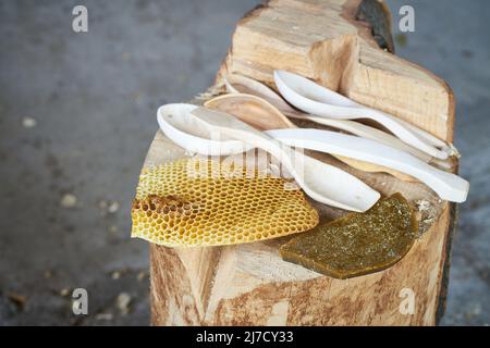 Trattamento di cucchiai intagliati a mano in legno con cera d'api Foto Stock