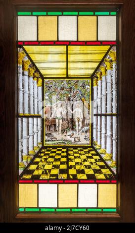 Vetro dipinto fiammingo del 17th secolo, collezione di dipinti allestita in un armadietto di legno nella chiesa di San Bartolomeo, Haslemere, Surrey, Inghilterra, Regno Unito Foto Stock