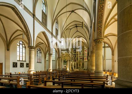 Germania, Senden (Westfalen), Muensterland, Westfalia, Renania settentrionale-Vestfalia, NRW, chiesa parrocchiale cattolica di San Laurentio, neo-gotica, basilica di mattoni, vista interna, navata Foto Stock