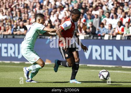 Rotterdam, Paesi Bassi, 8 maggio 2022 ROTTERDAM - (lr) Mauro Junior di PSV Eindhoven, Tirell Malacia di Feyenoord durante la partita olandese Eredivie tra Feyenoord e PSV al Feyenoord Stadium de Kuip il 8 maggio 2022 a Rotterdam, Paesi Bassi. ANP MAURICE VAN STEEN Foto Stock