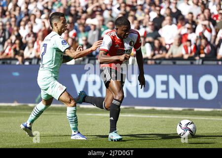 Rotterdam, Paesi Bassi, 8 maggio 2022 ROTTERDAM - (lr) Mauro Junior di PSV Eindhoven, Tirell Malacia di Feyenoord durante la partita olandese Eredivie tra Feyenoord e PSV al Feyenoord Stadium de Kuip il 8 maggio 2022 a Rotterdam, Paesi Bassi. ANP MAURICE VAN STEEN Foto Stock