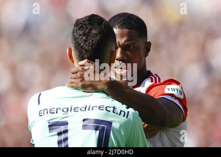 Rotterdam, Paesi Bassi, 8 maggio 2022 ROTTERDAM - (lr) Mauro Junior di PSV Eindhoven, Tirell Malacia di Feyenoord durante la partita olandese Eredivie tra Feyenoord e PSV al Feyenoord Stadium de Kuip il 8 maggio 2022 a Rotterdam, Paesi Bassi. ANP MAURICE VAN STEEN Foto Stock