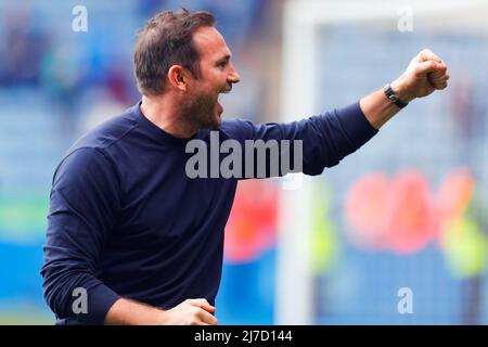 8th maggio 2022, King Power Stadium, Leicester, Leicestershire, Inghilterra; Premier League Football, Leicester City contro Everton; Frank Lampard, direttore dell'Everton, festeggia dopo il fischio finale Foto Stock