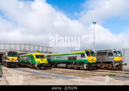 Le locomotive della Irish Rail sono in stalla presso la Inchicore Railway Works, Dublino, Irlanda. Foto Stock