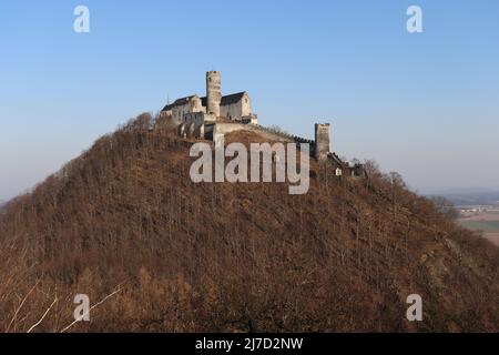 Il castello reale di Bezděz è un'imponente struttura gotica del 13th secolo situata nel nord della Repubblica Ceca. Foto Stock