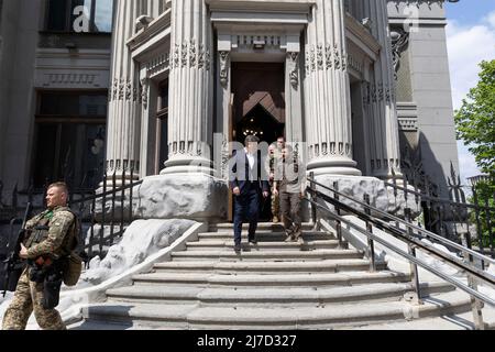 Kiev, Ucraina. 08 maggio 2022. Il presidente ucraino Volodymyr Zelenskyy, a destra, scorta il primo ministro croato Andrej Plenkovic, dopo i colloqui bilaterali, 8 maggio 2022 a Kiev, Ucraina. Credit: Ukraine Presidency/Ukraine Presidency/Alamy Live News Foto Stock