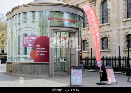 Ingresso alla cripta della chiesa di St Martin-in-the-fields, Londra, Regno Unito. Foto Stock