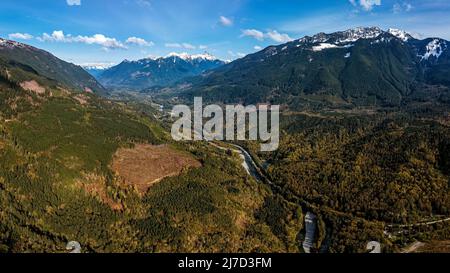 Vista aerea del fiume Chilliwack, della valle e delle cime di MacFarlane, Crossover e Slesse Mountains nella catena montuosa Cascade vista dal Th Foto Stock