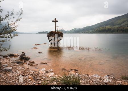 Il comune di Mondsee è un comune di 1.675 abitanti dello stato federato dell'Austria superiore. Si trova nelle acque poco profonde del lago Mondsee Foto Stock