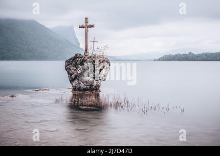 Il comune di Mondsee è un comune di 1.675 abitanti dello stato federato dell'Austria superiore. Si trova nelle acque poco profonde del lago Mondsee Foto Stock