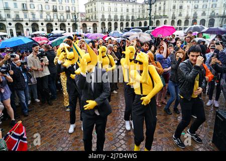 Flash mob tra i fan di Subwoolfer a ballare insieme dare che Wolf Una Banana. Il Concorso Eurovisione Song 2022 a Torino. TORINO, ITALIA - MAGGIO 2022 Foto Stock