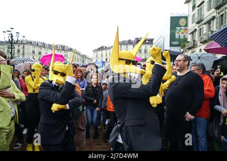 Flash mob tra i fan di Subwoolfer a ballare insieme dare che Wolf Una Banana. Il Concorso Eurovisione Song 2022 a Torino. TORINO, ITALIA - MAGGIO 2022 Foto Stock