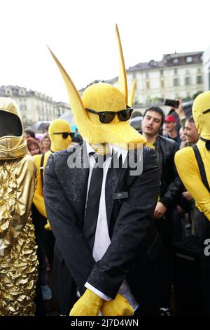 Flash mob tra i fan di Subwoolfer a ballare insieme dare che Wolf Una Banana. Il Concorso Eurovisione Song 2022 a Torino. TORINO, ITALIA - MAGGIO 2022 Foto Stock