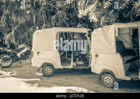 Vecchia immagine in bianco e nero di guida attraverso la strada colorata tipica e paesaggio urbano con tuk tuk auto traffico palme bar e ristoranti di Tu Foto Stock