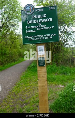 Un cartello che dà indicazioni sul sentiero della valle del sett, New Mills, Derbyshire Foto Stock