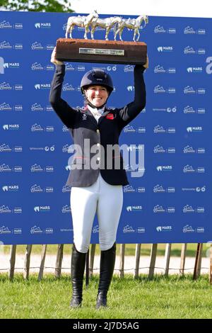 BADMINTON, Regno Unito, MAGGIO 8th Laura Collett festeggia la vittoria di Badminton 2022 durante l'evento Show Jumping al Badminton Horse Trials, Badminton House, Badminton domenica 8th maggio 2022. (Credit: Jon Bromley | MI News) Foto Stock