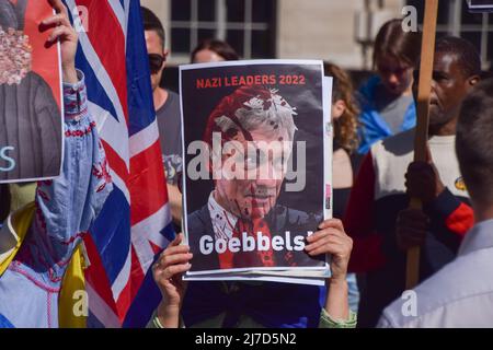 Londra, Regno Unito. 8th maggio 2022. Un manifestante ha un segno che paragona Dmitry Peskov a Joseph Goebbels. I manifestanti si sono riuniti a Whitehall in solidarietà con l’Ucraina, mentre la guerra continua. Credit: Vuk Valcic/Alamy Live News Foto Stock