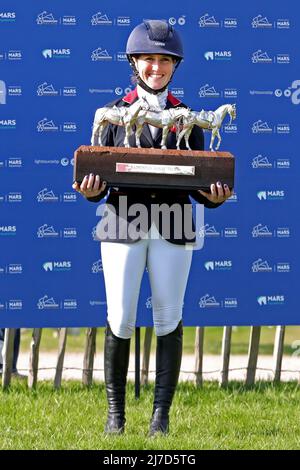 BADMINTON, Regno Unito, MAGGIO 8th Laura Collett festeggia con il trofeo del vincitore durante l'evento Show Jumping al Badminton Horse Trials, Badminton House, Badminton domenica 8th maggio 2022. (Credit: Jon Bromley | MI News) Foto Stock