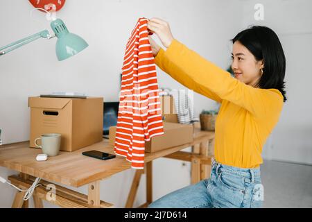 Freelancer proprietario di piccola impresa che prepara ed organizza le spedizioni dalla sede. Foto Stock