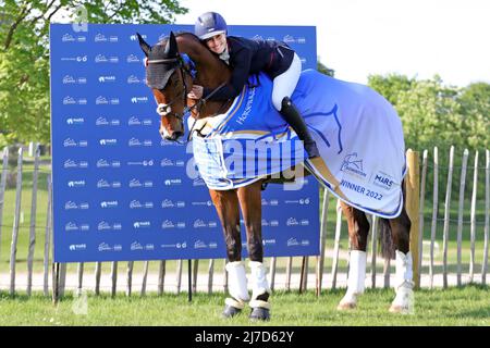 BADMINTON, UK, MAGGIO 8th Laura Collett abbraccia il suo cavallo Londra 52 dopo aver vinto l'evento Show Jumping al Badminton Horse Trials, Badminton House, Badminton domenica 8th maggio 2022. (Credit: Jon Bromley | MI News) Foto Stock